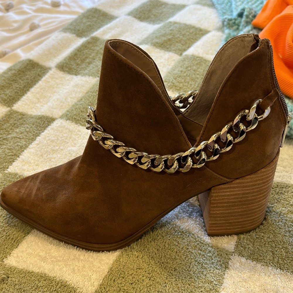 BROWN SIZE 9 STEVE MADDEN BOOTIES WITH CHAIN. Never worn - Picture 2 of 4